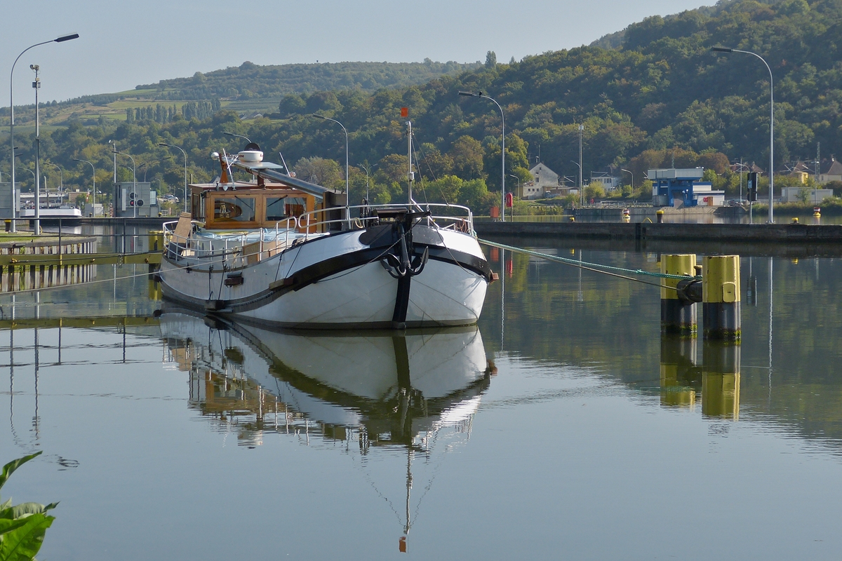 . Das Hausboot MELUSINA II hat in der Nähe der Schleuseneinfahrt von Grevenmacher festgemacht.  17.09.2014