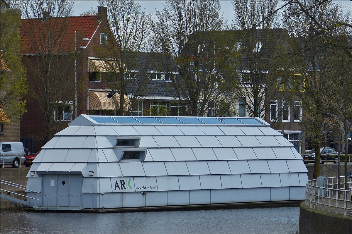 . DE ARK, eine Arche als schwimmendes Versammmlungsschiff auf der Wasserstraße in Leeuwarden, kann auch für Privatfeiern angemietet werden, auf dem Schiff sind Sitzplätz für 50 Personen vorhanden, gesehen am 04.05.2016.