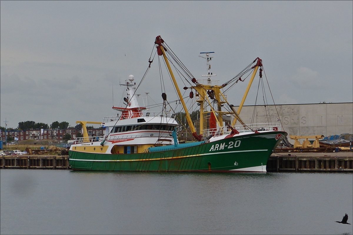 . Fischereiboot ARM-20 liegt im Hafengebiet von Vlissingen am Kai.  29.06.2016