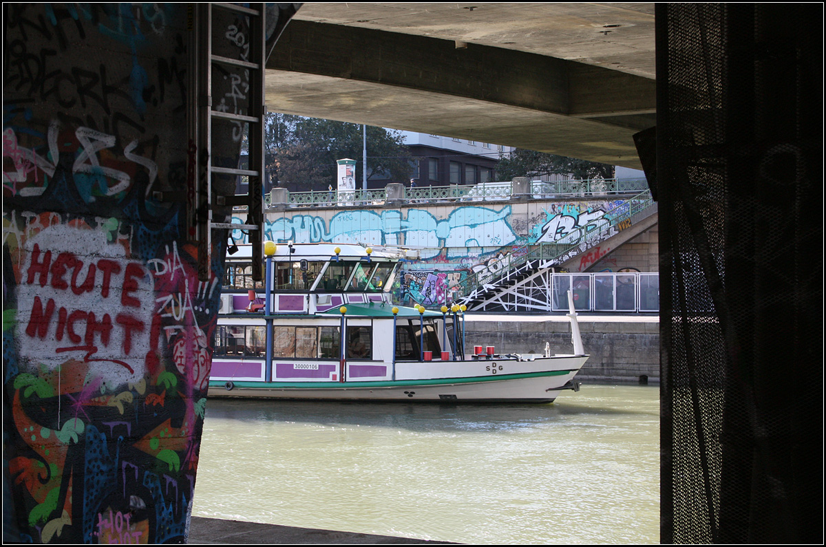 . Heute nicht -

So wie es aussieht fährt die von Friedensreich Hundertwasser gestaltete VINDOBONA heute wohl nicht. Blick unter der Schwedenbrücke zum Rotenturmufer des Donaukanals in Wien.

05.10.2016 (M)