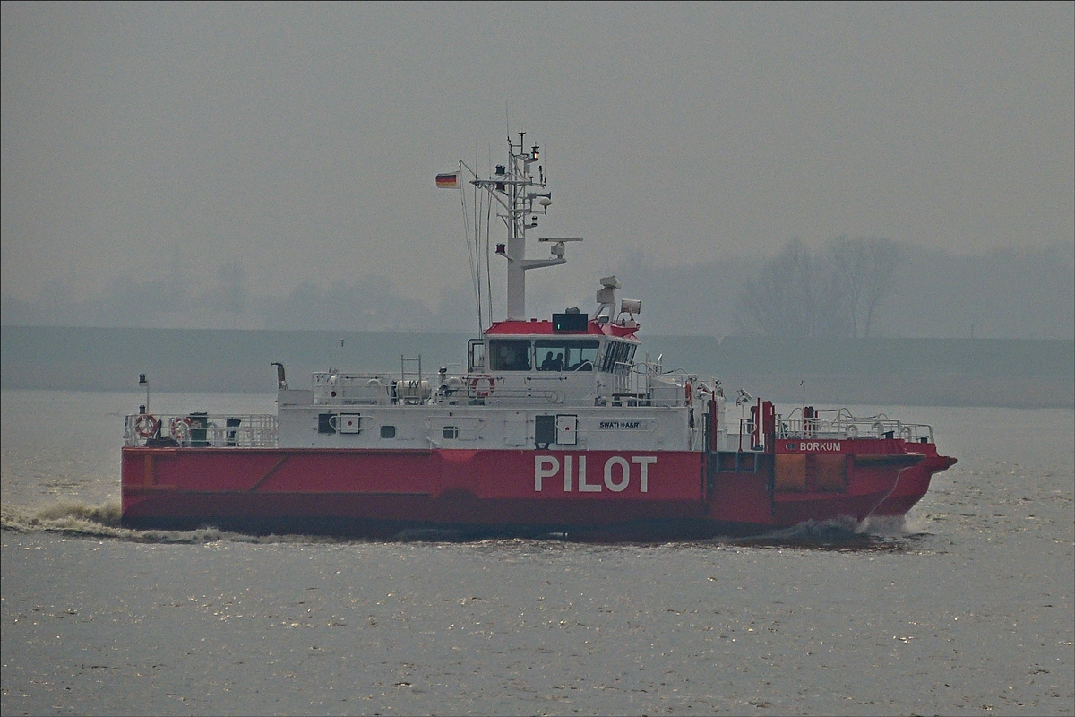 . Lotsen-Katamaran Pilot „Borkum“, fährt bei trüben Wetter über die Weser nahe Bremerhaven an mir vorbei.  13.04.2018    (Hans)