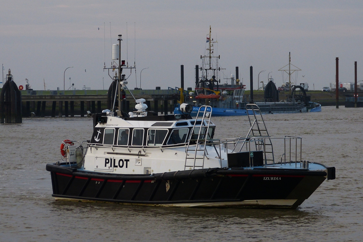 . Lotsenboot Pilot IZURDIA MMSI 227046930, L 14m; B 4 m; aufgenommen im Auenhafengebiet von Emden am 08.10.2014. Flagge Frankreich.