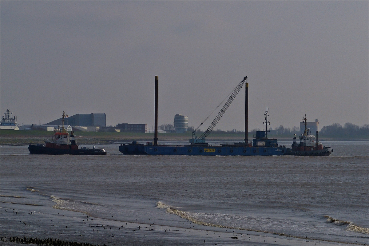 . Schlepper „Mars“ zieht den Ponton RHR 1 in Richtung Fischereihafeneinfahrt von Bremerhaven, wobei ein weiterer Schlepper das Ganze am Ende in der Spur hält.  11.04.2018   (Hans)