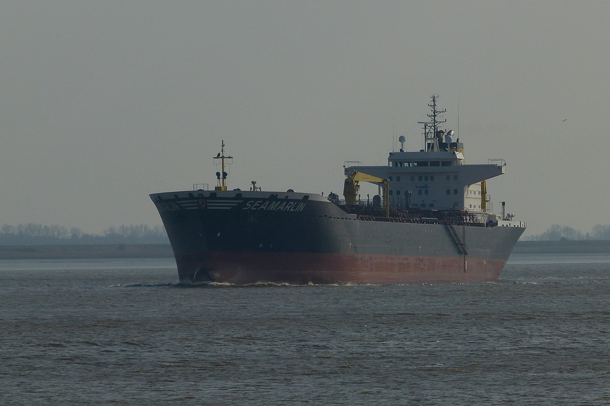 . Tanker „SEAMARLIN“, IMO 9380489, schippert über die Weser nahe Bremerhaven an mir vorbei.  11.04.2018   (Hans)