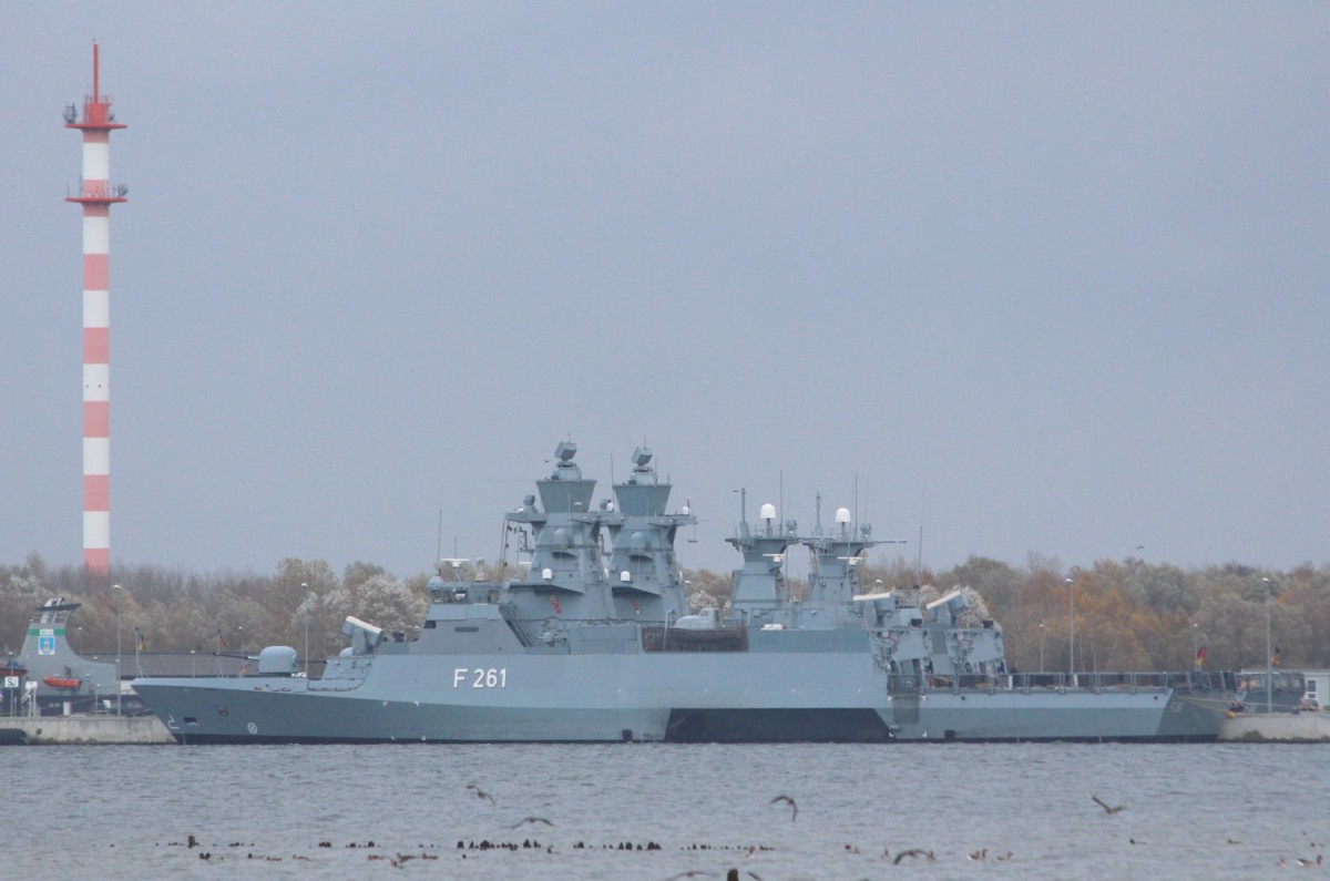 3.11.2013 Warnemnde. Korvette F 261 der Bundesmarine neben anderen Kriegsschiffen