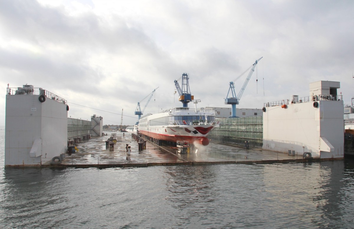 3.11.2013 Warnemnde, Neptun-Werft. A-Rosa Flora im Dock.