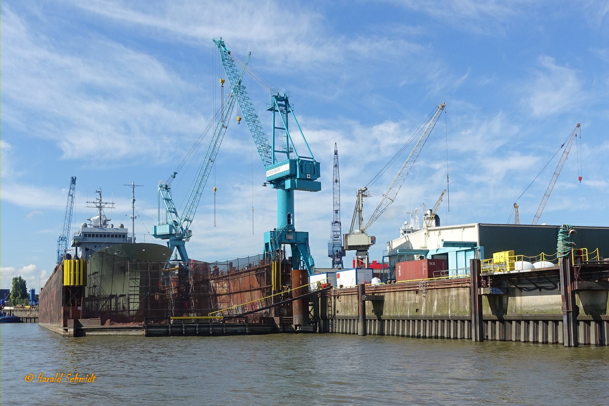 960 Hamburg am 9.8.2022: Blick von Norden auf die Lürssen/Norderwerft im Reiherstieg,  Dock 3 mit Marineschiff,  (Dock 3: L=150 m, B = 23,5 m, Seitenkastenhöhe 12,5 m, Tragfähigkeit 5.000 t)  / 