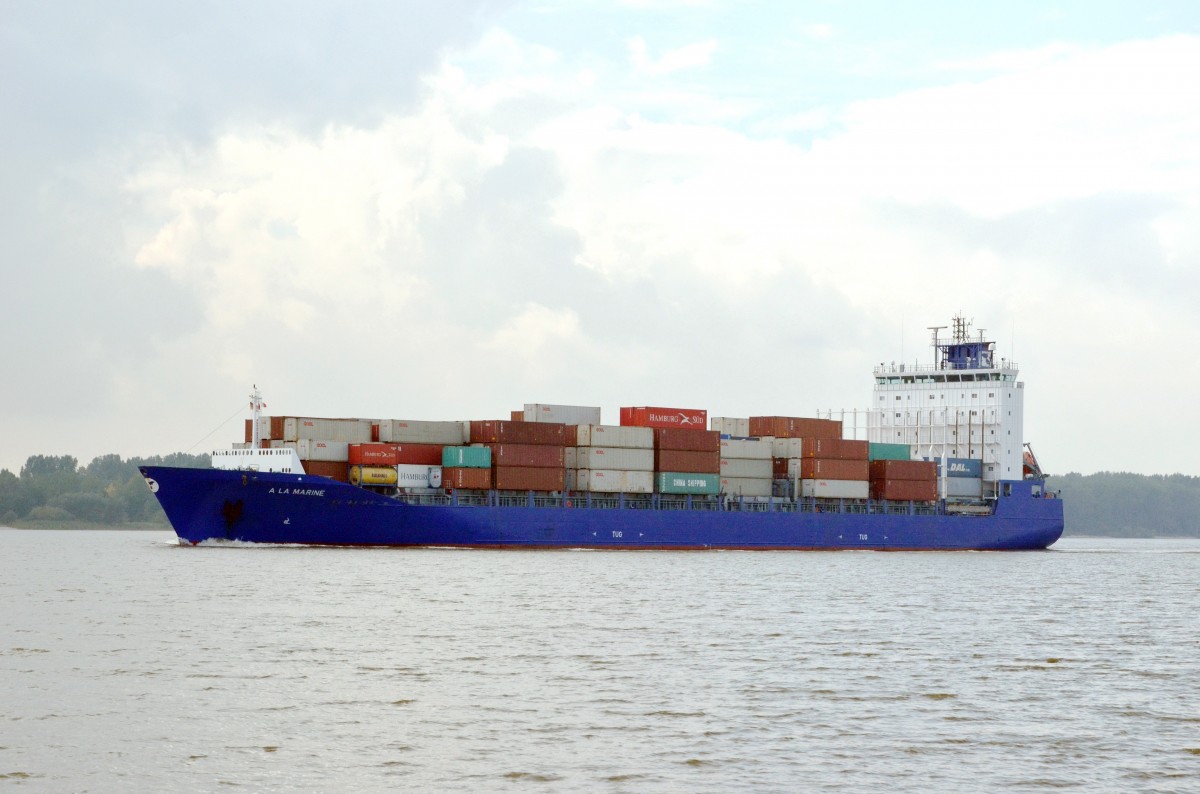 A LA MARINE Schiffstyp: Feederschiff Baujahr: 2009 Container: 1440 TEU Lnge: 170.06 m Breite: 25.32 m Tiefgang: 9.50 m Geschwindigkeit: 19.80 kn IMO: 9386524. In Wedel am 25.09.15 einlaufend  nach  Hamburg beobachtet.