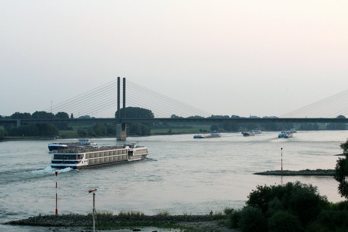 Abendlicher Blick auf den Rhein am 05.07.2017 von Rees Richtung Rheinbrücke Rees-Kalkar. Für Freunde der Binnenschifffahrt ein Eldorado , Verkehr Tag und Nacht.