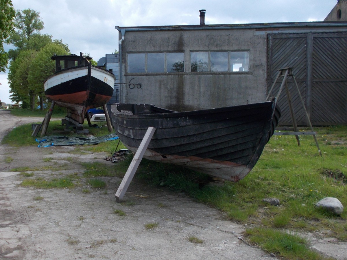 Abgelegen vom Wasser lagen Diese beiden Fischerboote,am 13.Mai 2014,in Posewald auf dem Trocknen.