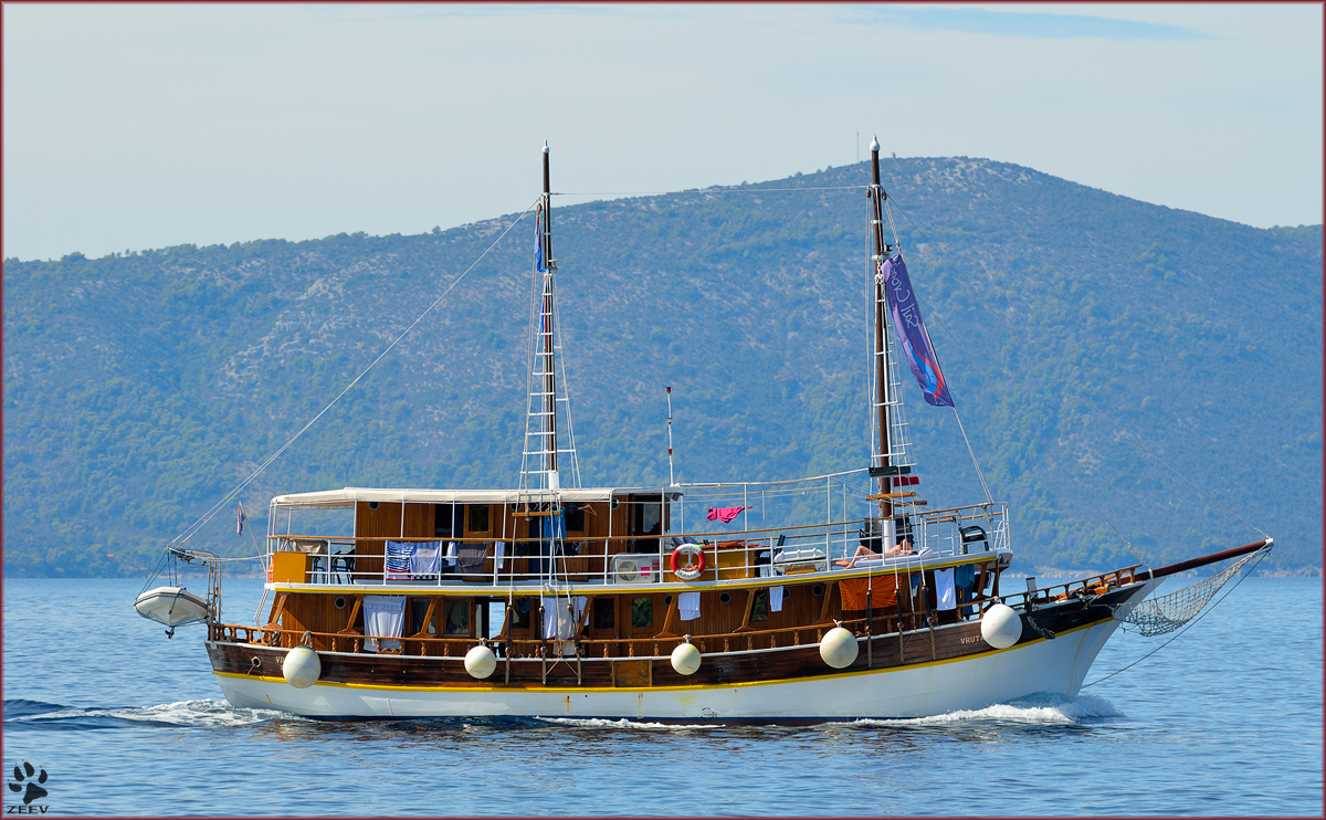 Adriakreuzfahrtschiff 'Vrutak' unterwegs vor Čaklije mit Insel Hvar in Hintergrund. /29.8.2013