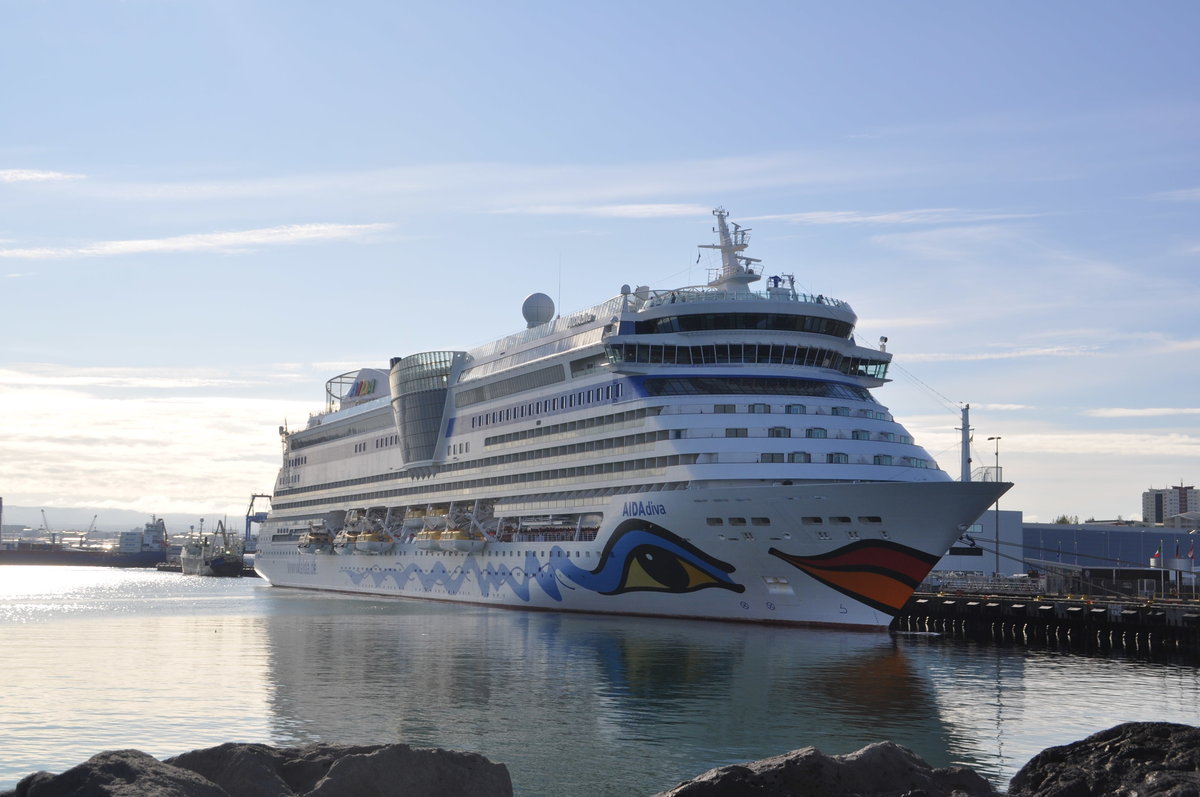 AIDAdiva am 13.09.2018 im Hafen von Reykjavík auf der Reise nach New York.