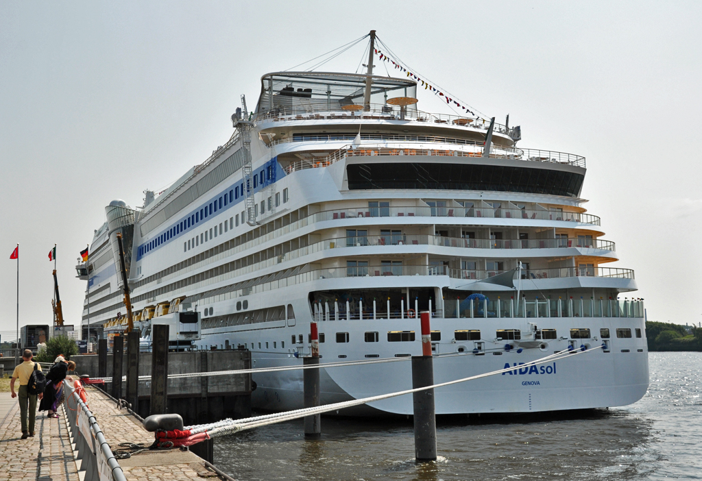 AIDAsol festgemacht am Cruise Terminal in der Hafen City Hamburg - 13.07.2013