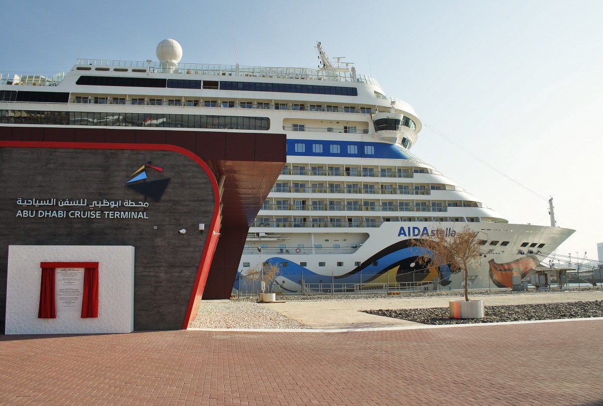 AIDAstella liegt am 22.12.2015 fest vertäut am neuen Cruise Terminal in Abu Dhabi.