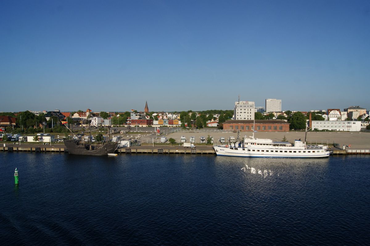 Am 06.06.2016 lagen die Baltica und das Segelschiff Victoria in Warnemünde. Bei der Victoria handelt es sich um einen Nachbau des Schiffes, welches 1519 erstmalig die Welt umsegelte.