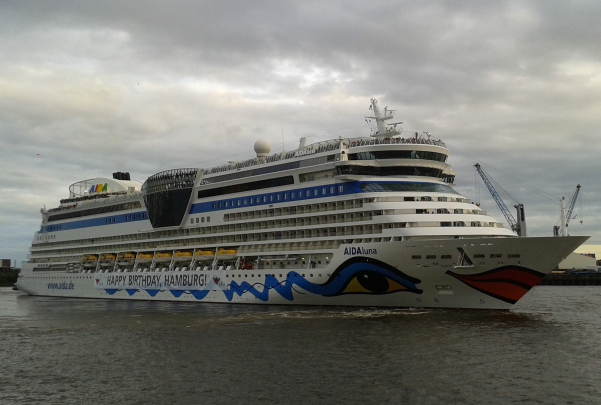 Am 09.05.2014 legt die  AIDAluna  ab und grüßt zum Hafengeburtstag Hamburg. 
