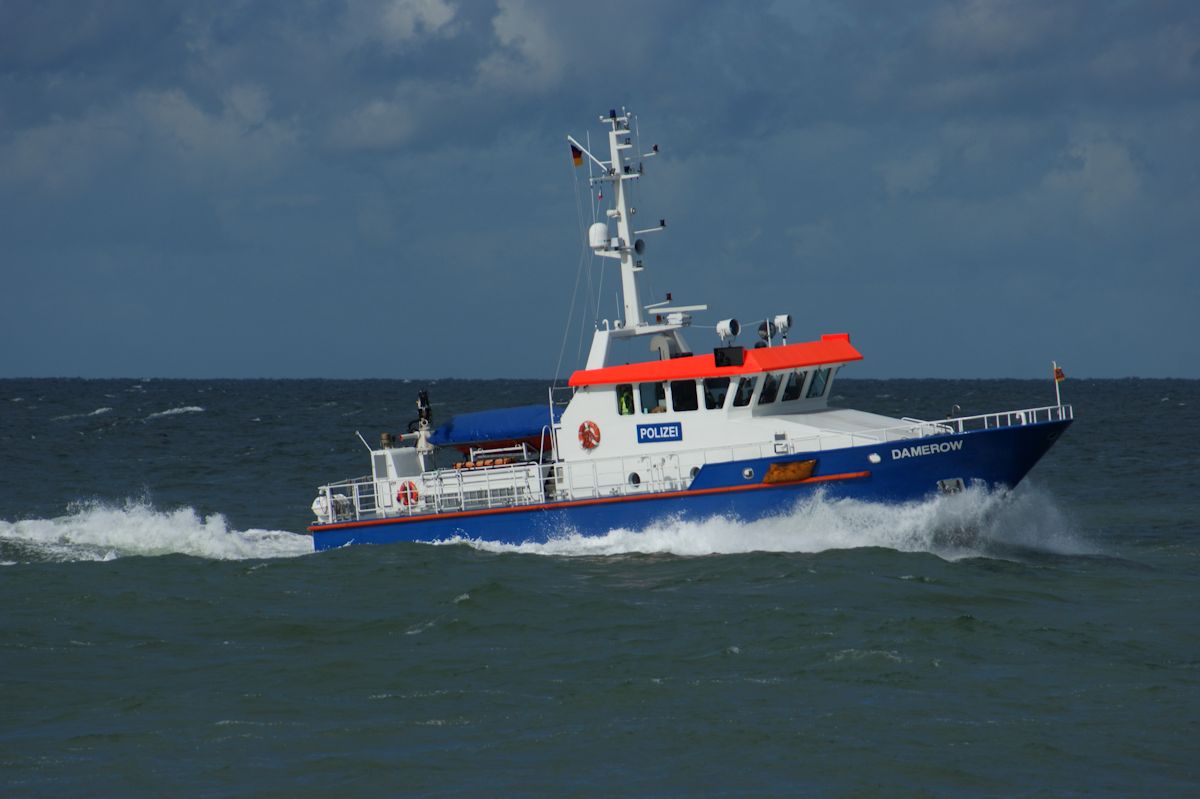 Am 10.08.2016 nähert sich das Polizeiboot Damerow der Wasserschutzpolizeiinspektion Wolgast der Warnowmündung in Warnemünde.
