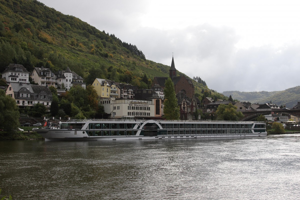 Am 10.10.2013 lag die Amadeus Diamond am Moselufer in Cochem. Das Schiff gehrt zur gehobenen Klasse im Binnen Kreuzfahrten Programm in Europa.