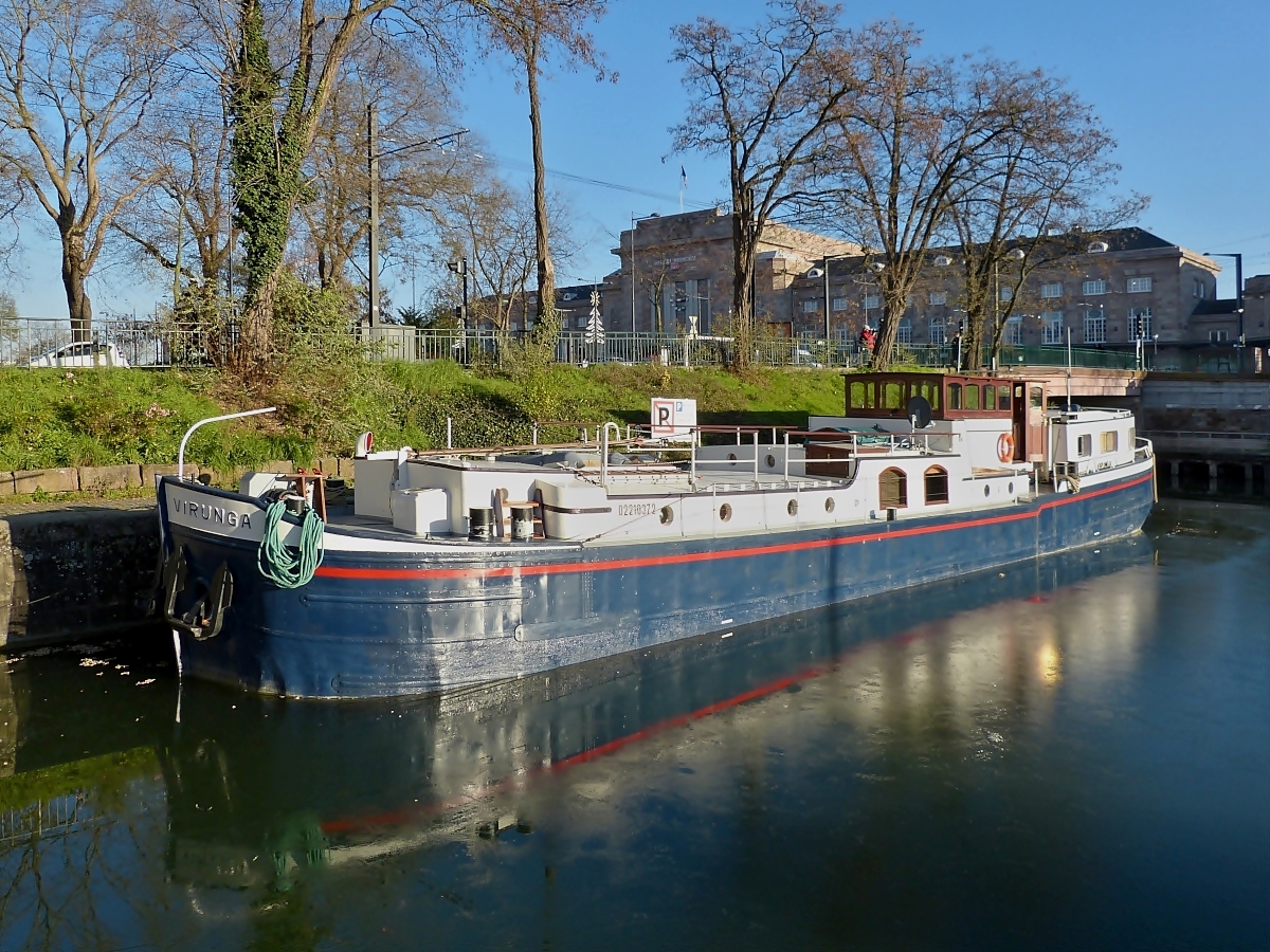 Am 10.12.2013 habe ich dieses Hausboot Virunga in Mulhouse, auf dem leicht zugefrorenen Kanal aufgenommen.