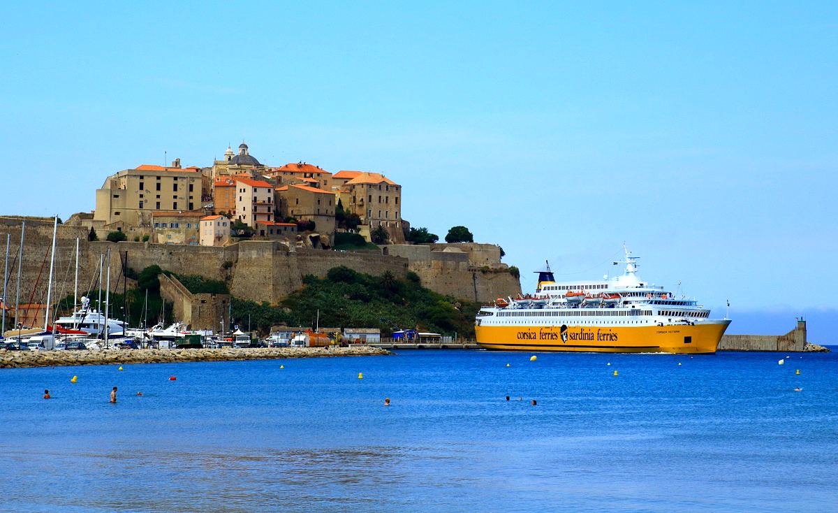 Am 13.06.2014 verläßt die Corsica Victoria der corsica ferries & sardinia ferries den Hafen von Calvi/Korsika in Richtung Nizza. Das Schiff wurde 1973 in Kroatien gebaut und war schon auf der Ostsee, im Kanal und der Irischen See unterwegs bevor es 1989 von corsica ferries gekauft wurde.