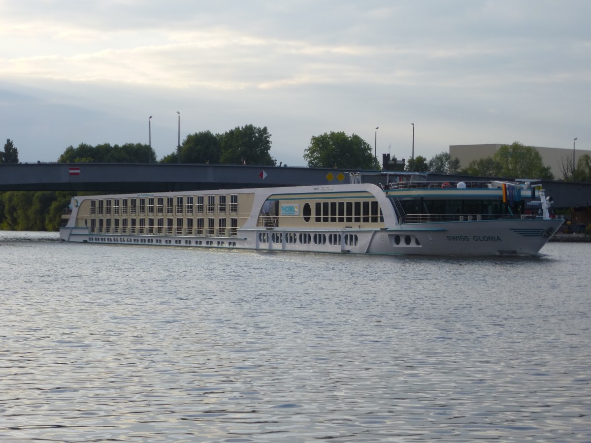 Am 19.06.2014 fuhr das Personenschiff  Swiss Gloria  auf dem Main in Offenbach.