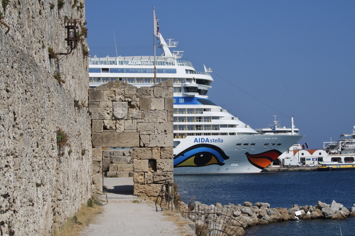 Am 20.August letzten Jahres hat AIDAstella im Hafen von Rhodos-Stadt festgemacht und versteckt sich gleich hinter alten Festunganlagen. 