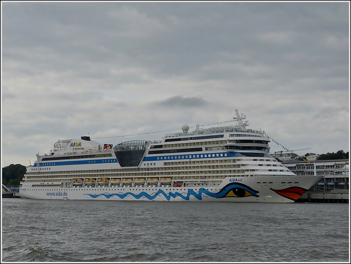 Am 21.09.2013 hatte das Kreuzfahrtschiff  AIDA SOL  in Hamburg angelegt. Schiffsdaten: Gebaut von der Meyer Werft Gmbh in Papenburg (D), Stapellauf 27.02.2011, IMO-Nr 9490040, L 253.33 m, B 32.2 m, 33991 PS, max 21,8 kn, Passagiere 2580, Besatzung 611 Pers. 