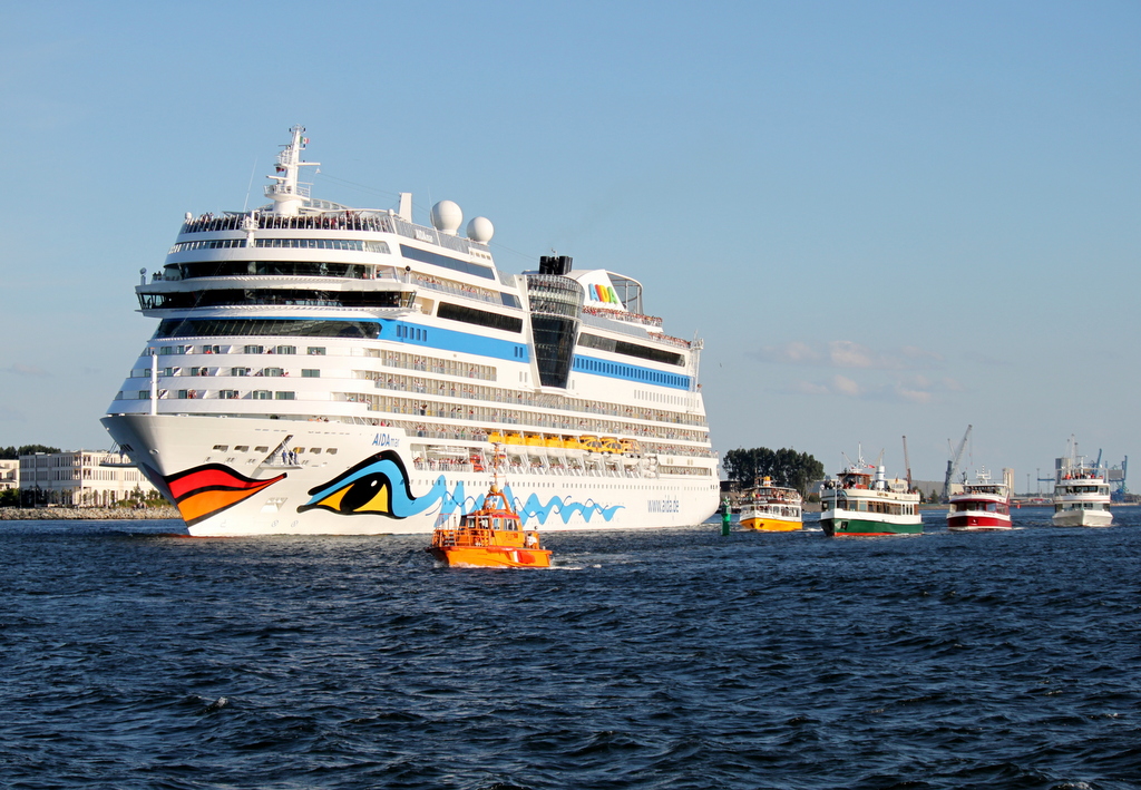 am 24.08.2013 gab es fr die AIDAmar im Hafen von Warnemnde bis zur Mole eine Begleitfahrt.24.08.2013