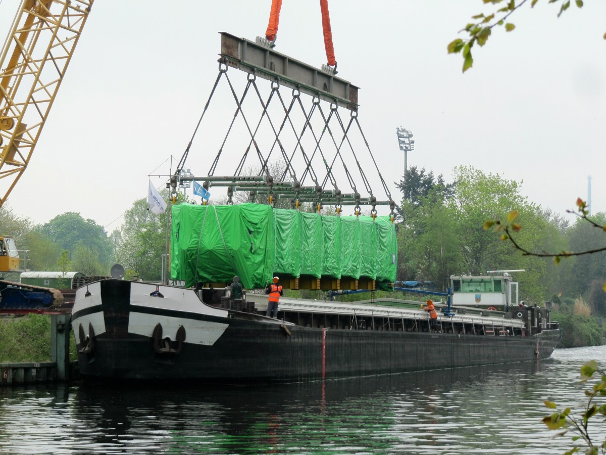 Am 27.04.2015 wurde diese sperrige Ladung vom GMS Altmark (04031260 , 80 x 8,20m) am Hafen Berlin-Steglitz / Teltowkanal gelöscht. 