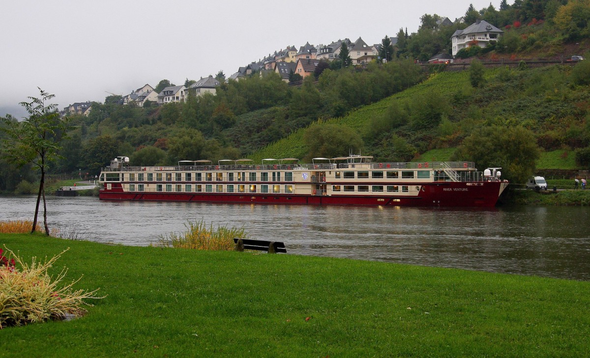 Am 5.10.2013 lag die  River Venture  am Moselufer in Cochem. Bei Einbruch der Dunkelheit legte das Schiff wenig spter ab und fuhr in Richtung Trier weiter.
Das Schiff ist brigens noch sehr neu; denn es wurde erst 2012 in den Niederlanden
gebaut.