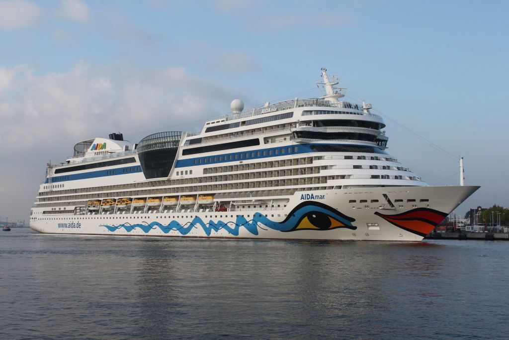 Am Morgen des 12.05.2018 war die Aidamar der Reederei AIDA Cruises zu Gast in Warnemünde.
