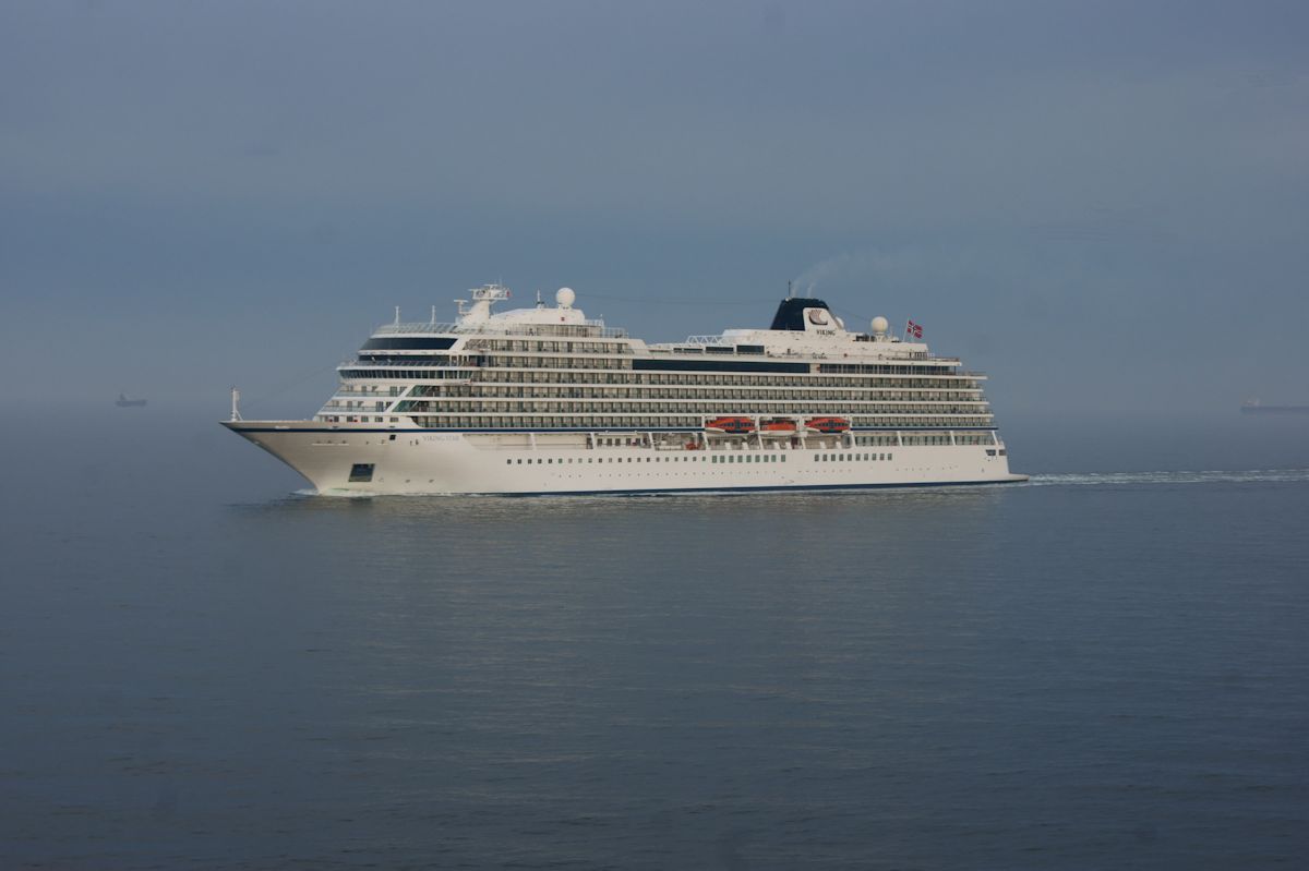 Am Morgen des 23.05.2016 kommt die Viking Star aus Gdynia und steuert den Hafen von Warnemünde an. Aufgenommen wurde das Schiff vom entgegenkommenden Fährschiff Berlin.