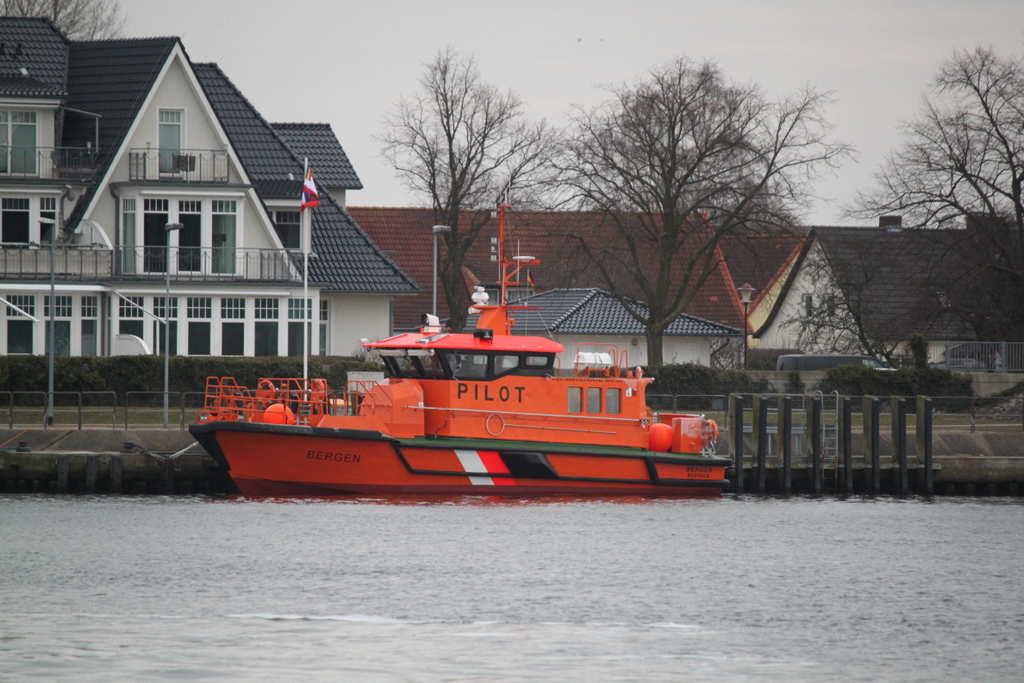Am Nachmittag des 11.02.2017 lag das neue Lotsenboot Bergen in Hohe Dne am Anleger.