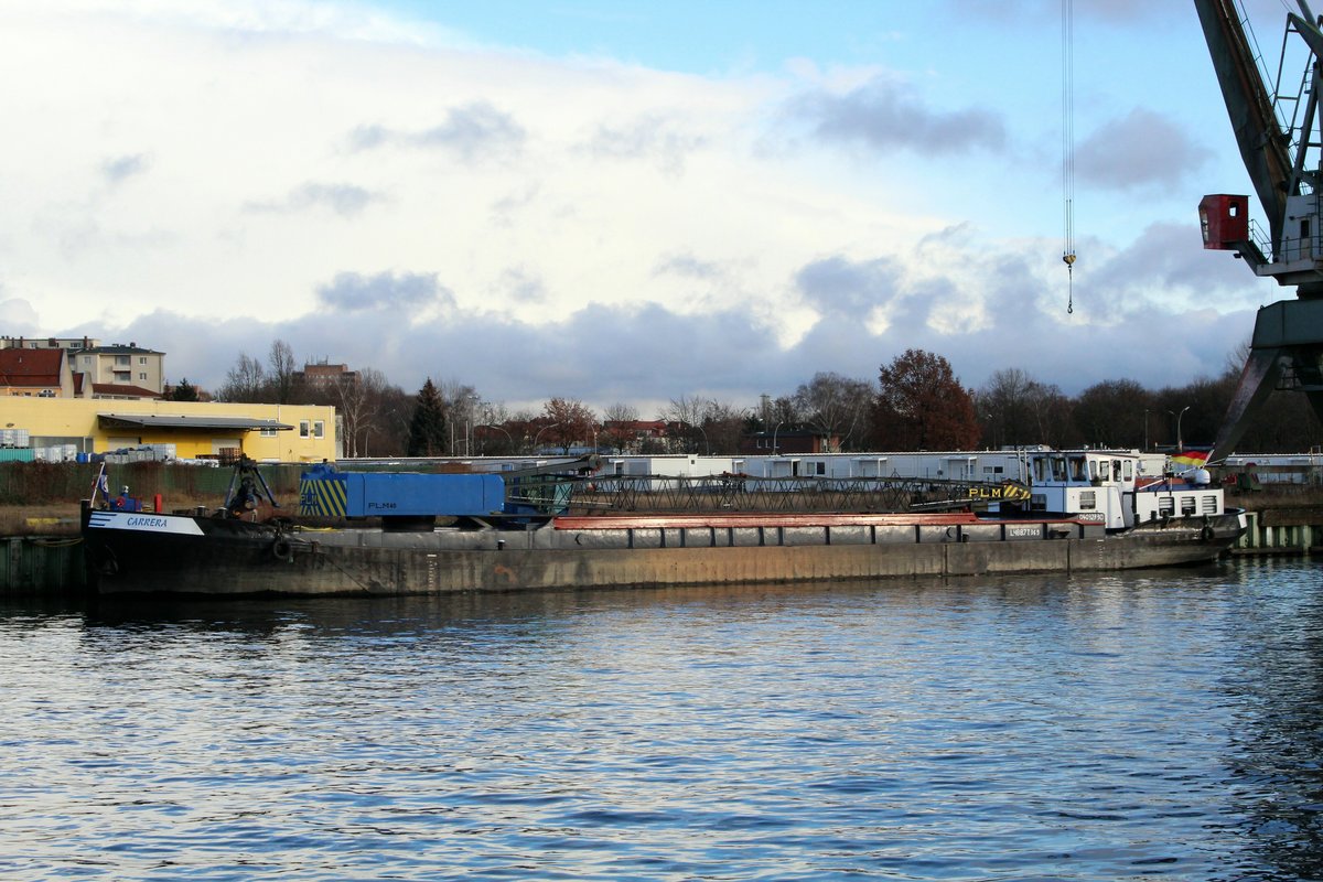 Am Ufer der Havel lag am 16.01.2018 das Kranschiff Carrera (04032730 , 48 x 7m) der Fa.Hülskens.