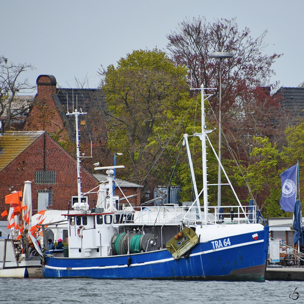 Anfang Mai 2023 war das Fischereiboot TRA 64 in Travemünde zu sehen.