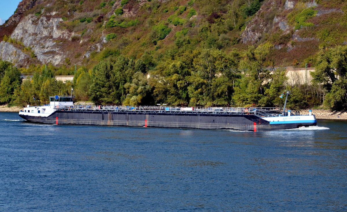 Aquamarin ein Tanker auf dem Rhein bei Andernach am 04.10.16. Lnge: 11,10m, Breite: 11,40m zu bergfahrend auf dem Rhein bei Andernach am 05.10.16.