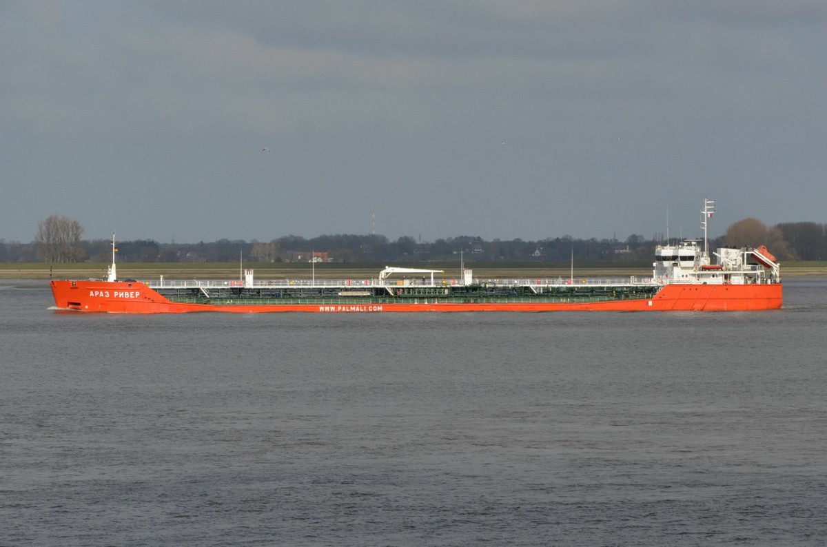 ARAZ RIVER Tanker IMO 9435363 Baujahr 2007 , 140 x 17m  Lühe 08.04.2015