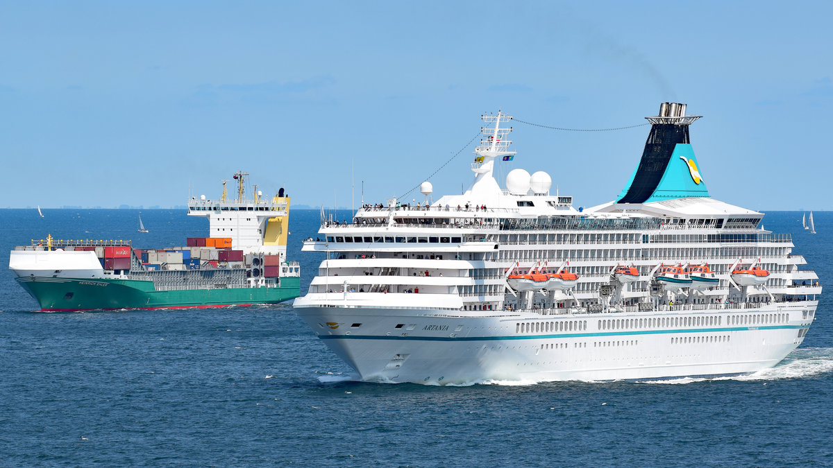 ARTANIA (IMO 8201480) und Feederschiff HEINRICH EHLER (IMO 9372200) am 23.06.2019 auf der Ostsee in Richtung Kiel steuernd