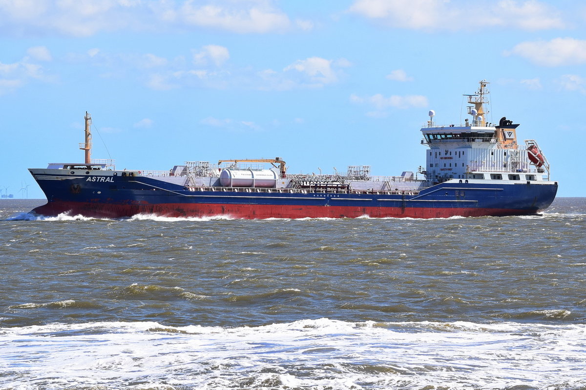 Astral , Tanker , IMO  9371878 , Baujahr 2006 , 129.75 × 19.6m , Cuxhaven , 13.05.2019