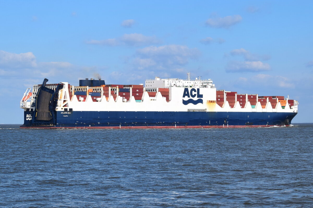 ATLANTIC SEA , Ro-Ro/Containerschiff , IMO 9670597 , Baujahr 2016 , 296 x 37.6 m , 3809 TEU , 22.04.2022 , Vuxhaven