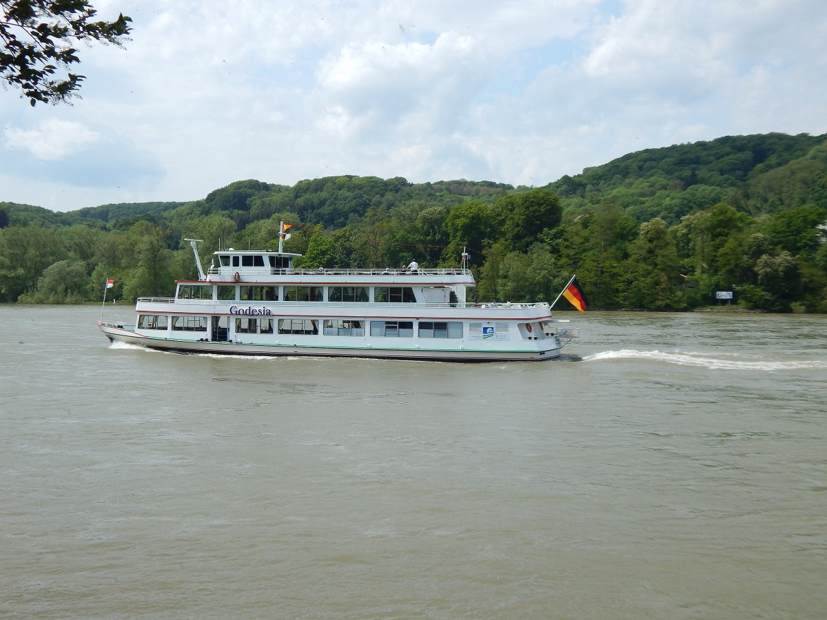 Auch das recht kleine Schiff Godesia fuhr am 12.5.15 den Rhein hinauf.

Bad Honnef 12.05.2015