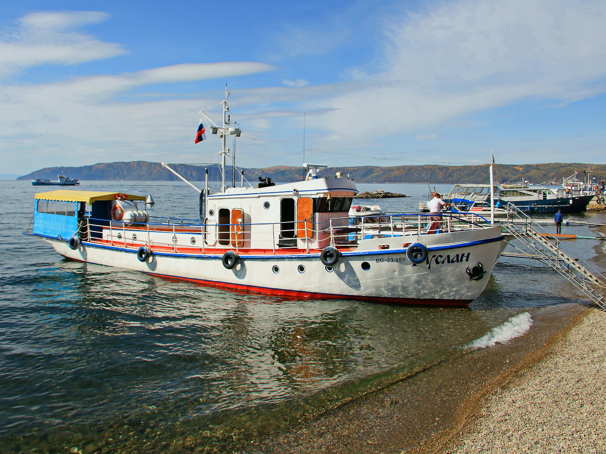 Auf dem Baikalsee liegt ein unbekantes Fahrgastschiff am 16. September 2017.