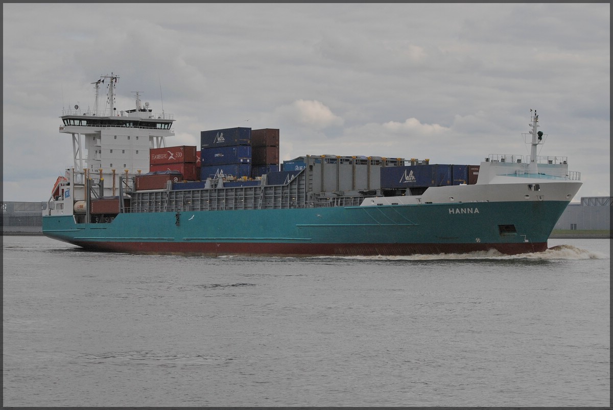 Auf der Elbe bei Blankenese habe ich am 21.09.2013 dieses Containerschiff  Hanna  fotografiert. Schiffsdaten: IMO 9376048, Bj 2008, L 134,50m, B 22,5m, Flagge Zypern.