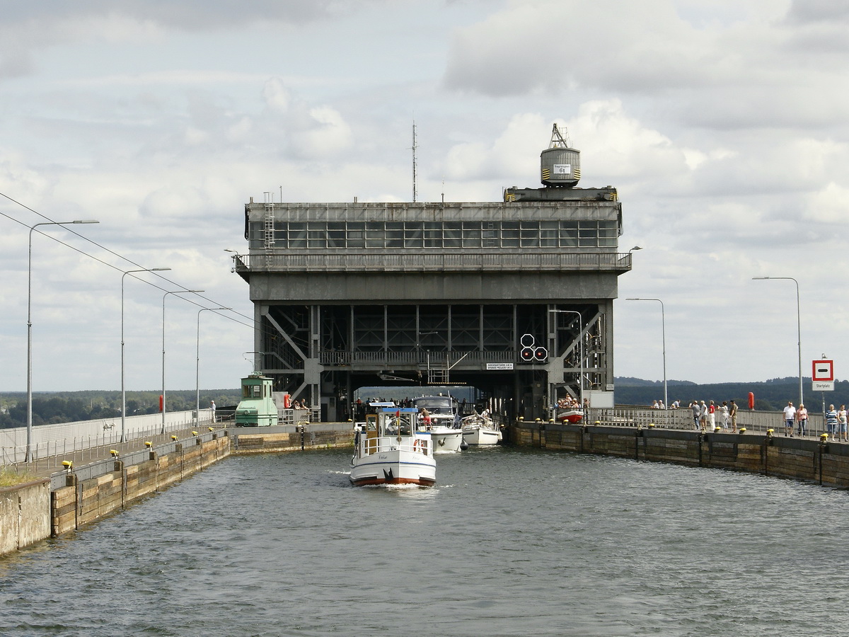 Ausfahrt im oberen Bereich aus dem Trog des Schiffshebewerk Niederfinow am 15. August 2018 auf der Havel. 