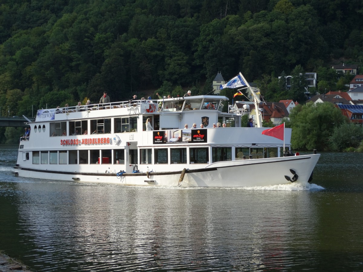Ausflugs Schiff mit dem Namen Schloss Heidelberg am 10.09.15 in Neckargemünd