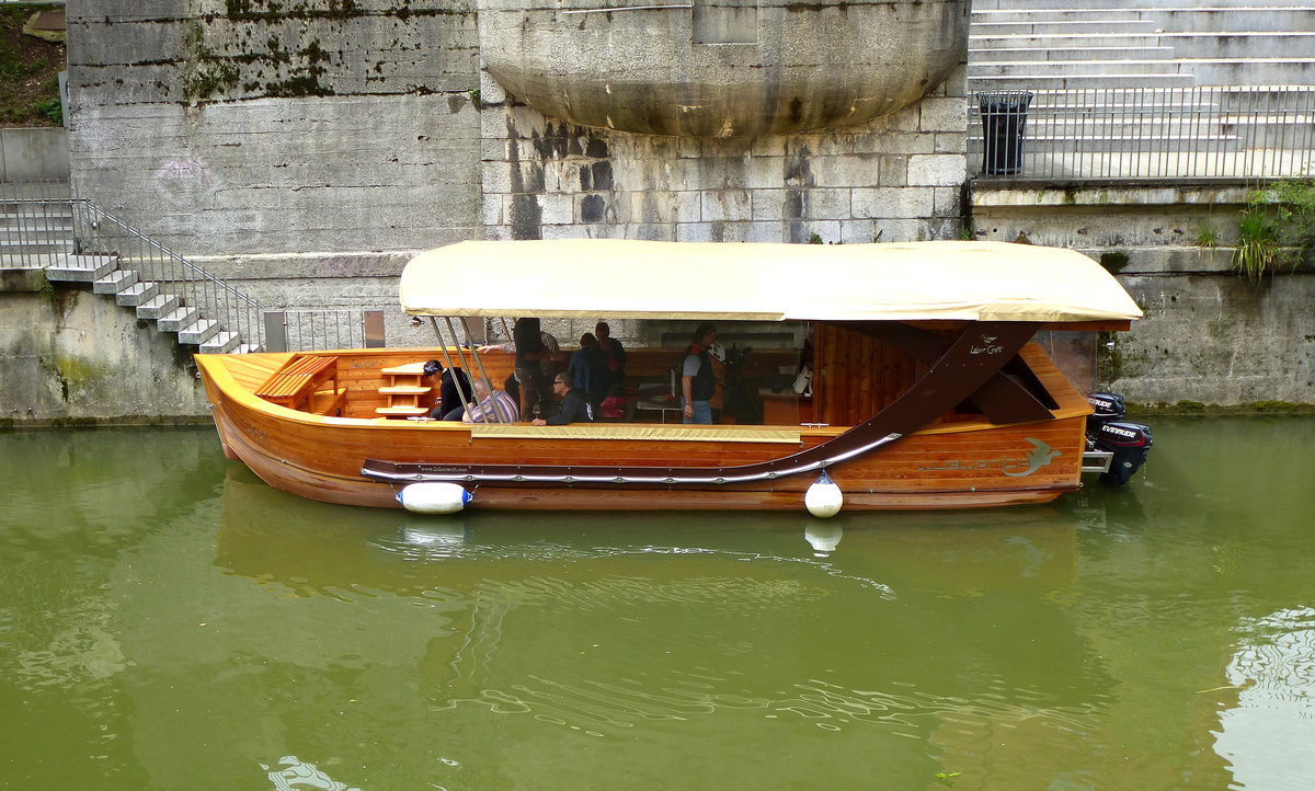 Ausflugsboot auf der Ljubljanica, dem Flu durch Sloweniens Hauptstadt, Juni 2016