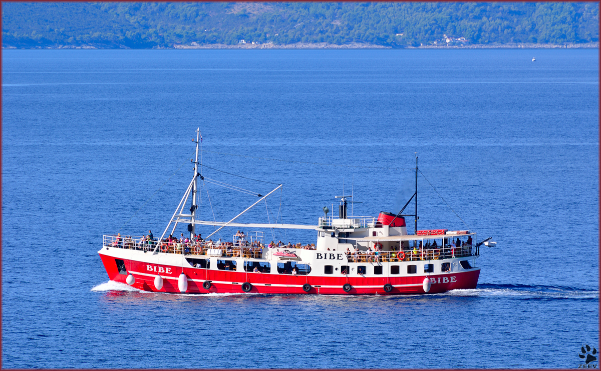 Ausflugschiff Bibe vor der Čaklje; in Hintergrund Insel Hvar. / 29.8.2013