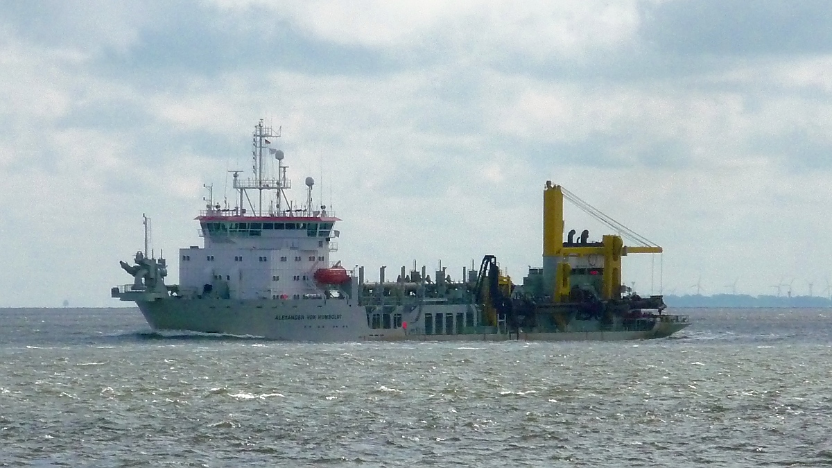 Baggerschiff  Alexander von Humboldt  in Cuxhaven, 10.9.2015