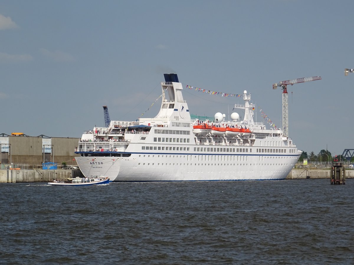 Barkasse und Kreuzfahrtschiff ASTOR am Kai in Hamburg 12.05.18