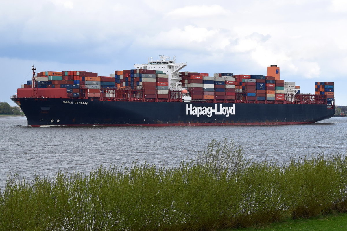 BASLE EXPRESS , Containerschiff ,  IMO 9501344 , Baujahr 2012 , 13169 TEU  , 366,6 x 48,2m , 18.04.2017 Grünendeich
